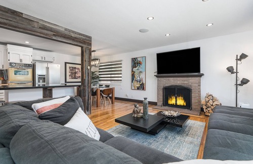 West University Casa | Reno Retreat – 3 BR / 2 BA House – Kayaks