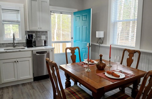 Mashpee Apartamento | Renovated 1-bedroom Sandwich apartment in duplex with AC, WiFi, & Farmer's Porch