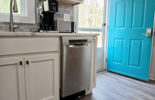 Mashpee Apartamento | Renovated 1-bedroom Sandwich apartment in duplex with AC, WiFi, & Farmer's Porch