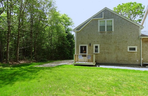 Mashpee Apartamento | Renovated 1-bedroom Sandwich apartment in duplex with AC, WiFi, & Farmer's Porch