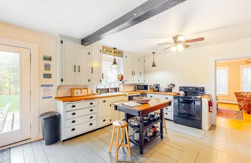 Penobscot Otro | Renovated 19th-Century Farmhouse w/ 270 Feet of Waterfront & Sunset Views