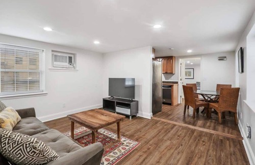 Faubourg Delassize Casa | Renovated 1BD Steps to St Charles Ave & Street Car