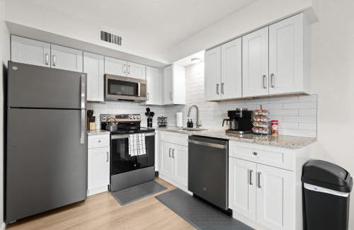 Royal Oak Apartamento | Renovated 1BR Upper Flat Modern King Suite