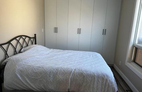 Gibson Apartamento | Renovated 2 bdrm apartment in central Hamilton