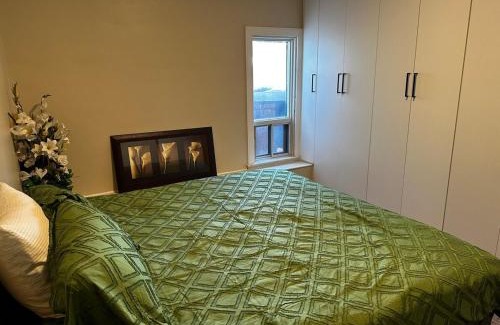 Gibson Apartamento | Renovated 2 bdrm apartment in central Hamilton