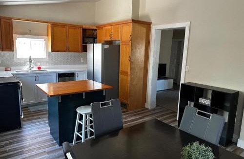 Gibson Apartamento | Renovated 2 bdrm apartment in central Hamilton