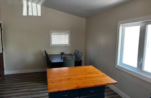 Gibson Apartamento | Renovated 2 bdrm apartment in central Hamilton