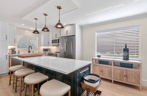 Royal Harbor Condominio | RENOVATED 2 Bed, 2 Bath 1st floor with heated pool on the bay!