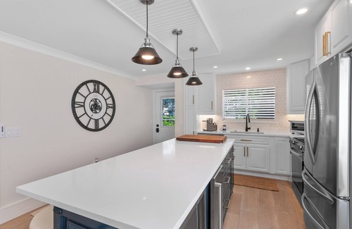 Royal Harbor Condominio | RENOVATED 2 Bed, 2 Bath 1st floor with heated pool on the bay!