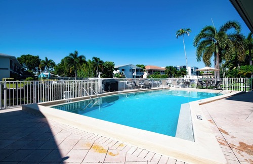 Royal Harbor Condominio | RENOVATED 2 Bed, 2 Bath 1st floor with heated pool on the bay!