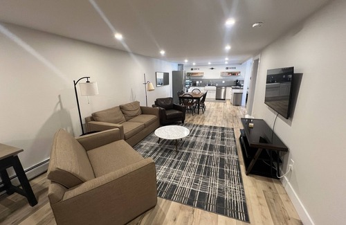 Stowe Area Apartamento | Renovated 2‑Bed Apt w/ EV Charger, Wi‑Fi & Private Patio — 1 mi to Stowe Village