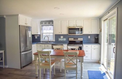 Harwich Casa | Renovated 2 bed home with extra living area, 5 min drive to Red River Beach!