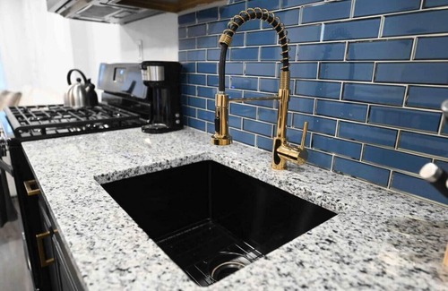 Ansonia Apartamento | Renovated 2 bedroom entire apartment w/parking