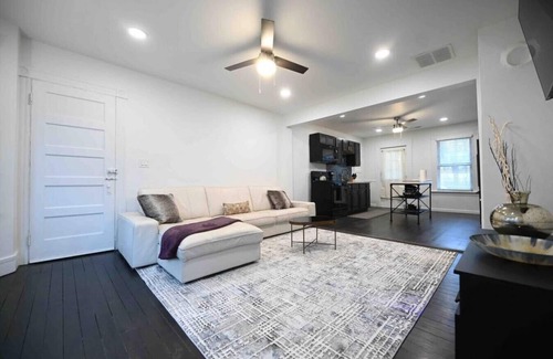 Ansonia Apartamento | Renovated 2 bedroom entire apartment w/parking