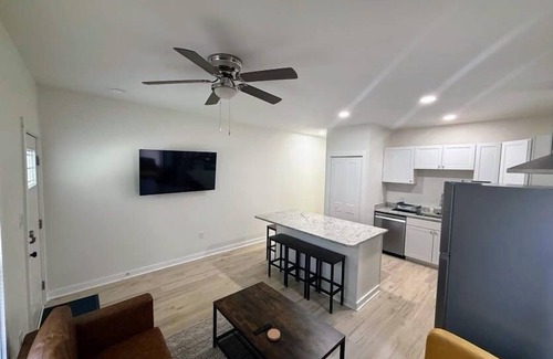 Durham Apartamento | Renovated 2 Bedroom Great Central Location! New Property, Seasoned Superhost