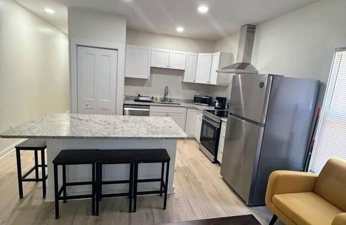 Durham Apartamento | Renovated 2 Bedroom Great Central Location! New Property, Seasoned Superhost