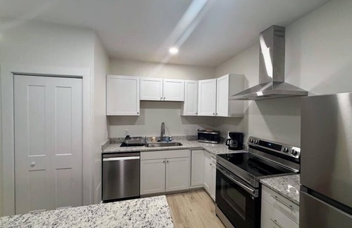 Durham Apartamento | Renovated 2 Bedroom Great Central Location! New Property, Seasoned Superhost