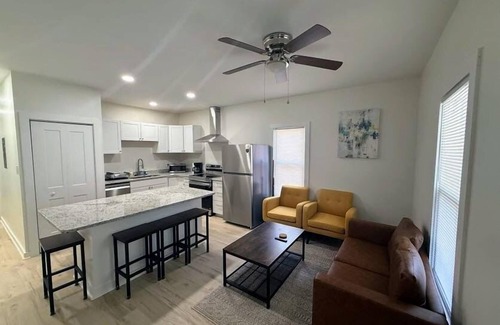 Durham Apartamento | Renovated 2 Bedroom Great Central Location! New Property, Seasoned Superhost