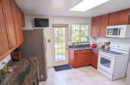 West Park Casa | Renovated 2-bedroom house in West Park with AC