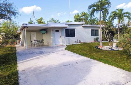 West Park Casa | Renovated 2-bedroom house in West Park with AC