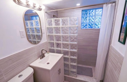 West Park Casa | Renovated 2-bedroom house in West Park with AC