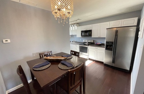 Monroe Apartamento | Renovated 2 Bedroom with King Bed, Pets Welcome, Washer & Dryer