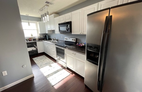 Monroe Apartamento | Renovated 2 Bedroom with King Bed, Pets Welcome, Washer & Dryer