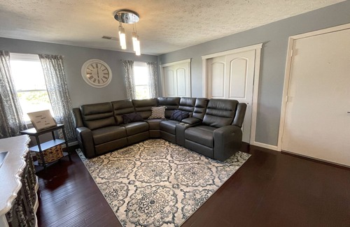 Monroe Apartamento | Renovated 2 Bedroom with King Bed, Pets Welcome, Washer & Dryer