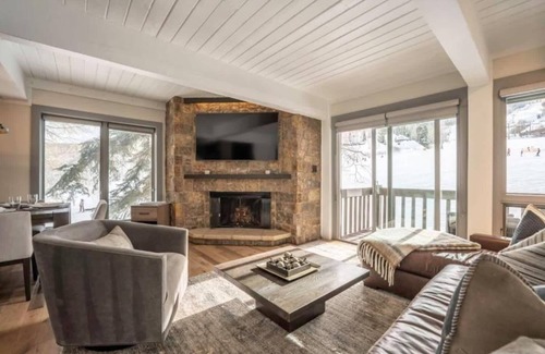 Snowmass Village Condominio | Renovated 2 BR *TRUE Ski-in/Ski-out*