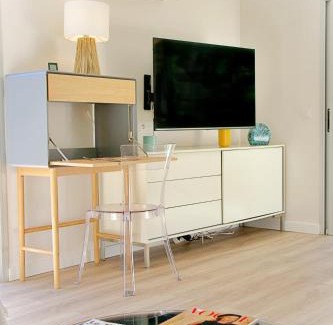 Theoule-sur-Mer Apartamento | Renovated 2-room apartment near sea & shops