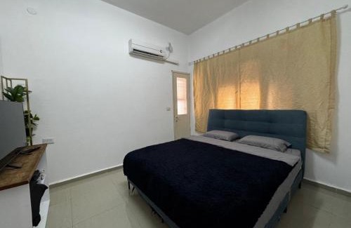 Haifa Apartamento | Renovated 2-room Oasis with Balcony