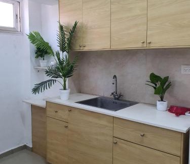 Haifa Apartamento | Renovated 2-room Oasis with Balcony