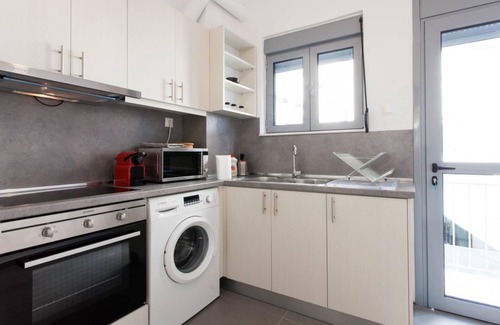 Neos Kosmos Casa | Renovated 2025 4 Bdr House Near Acropolis - New Beds Terrace Green Yard