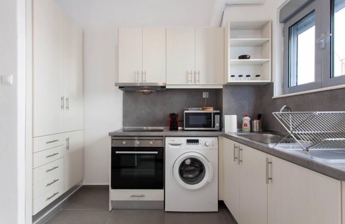 Neos Kosmos Casa | Renovated 2025 4 Bdr House Near Acropolis - New Beds Terrace Green Yard