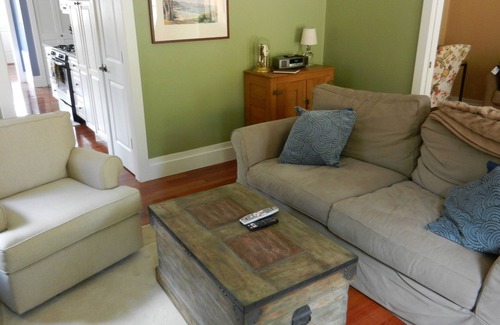 Northeast Carmel Cabaña | Recientemente renovado 2BR, 2 Ba + Den Carmel Charmer - Gingerbread Cottage