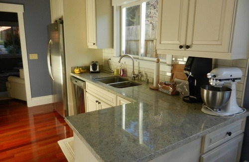 Northeast Carmel Cabaña | Recientemente renovado 2BR, 2 Ba + Den Carmel Charmer - Gingerbread Cottage