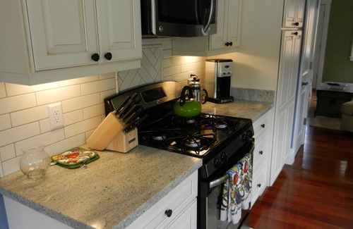 Northeast Carmel Cabaña | Recientemente renovado 2BR, 2 Ba + Den Carmel Charmer - Gingerbread Cottage