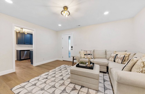North Charlotte Casa | {Renovated 2BR in CLT – Where Location, Comfort & Mild Bragging Rights Collide}