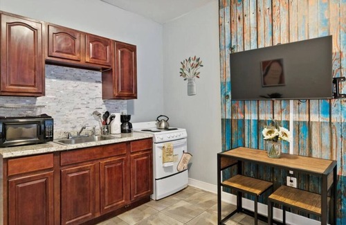 Norris Square Apartamento | Renovated 2BR w/ Amenities