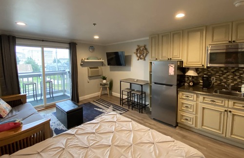 Hampton Condominio | Renovated 2nd floor ocean side studio with a kitchenette 3 Min walk to the beach