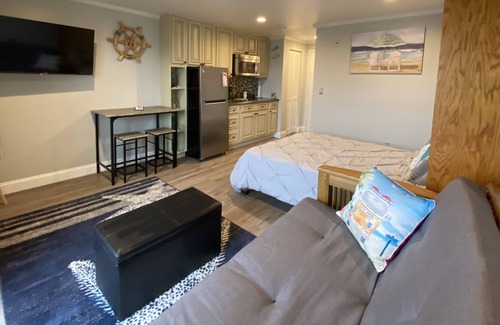 Hampton Condominio | Renovated 2nd floor ocean side studio with a kitchenette 3 Min walk to the beach
