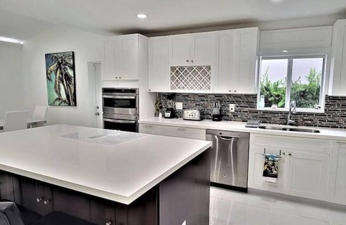 Coral Springs Casa | Renovated 3 Bedroom +DEN /2 bath Heated POOL House