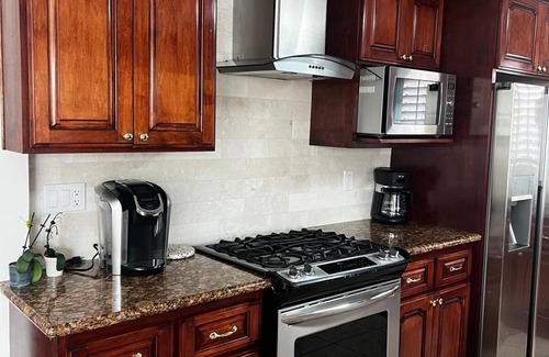 Hawthorne Casa | Renovated 3-bedroom house with AC in Hawthorne