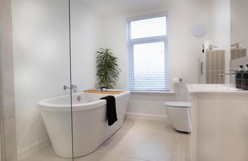 Lowton Casa | Renovated 3 Bedroom House in Lowton Pennington, free parking