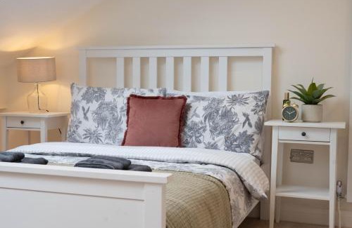 Lowton Casa | Renovated 3 Bedroom House in Lowton Pennington, free parking