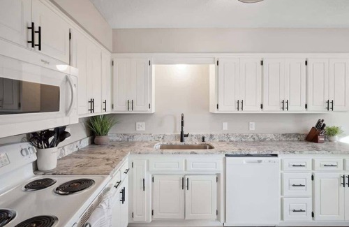 Brooklyn Park Casa | Renovated! 3BR 1.5BA King Beds! Mid term Rental ok