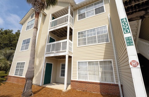 Indian Bayou Condominio | Renovated 3BR 1st-Floor Pool+Gym 1 mi to Henderson Beach 3-Night Min