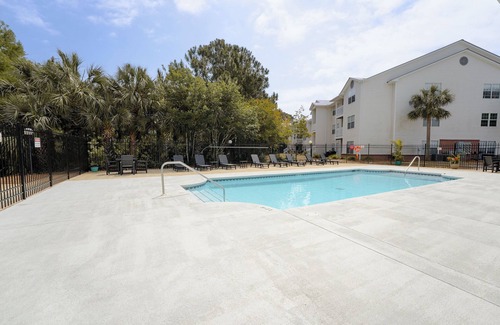 Indian Bayou Condominio | Renovated 3BR 1st-Floor Pool+Gym 1 mi to Henderson Beach 3-Night Min