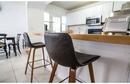 Southside Casa | Renovated 3BR Home near San Marco - Sleeps 8