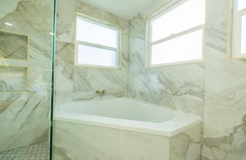 Lake Area Casa | Renovated 5B4B Luxury home @Fremont with King Suite